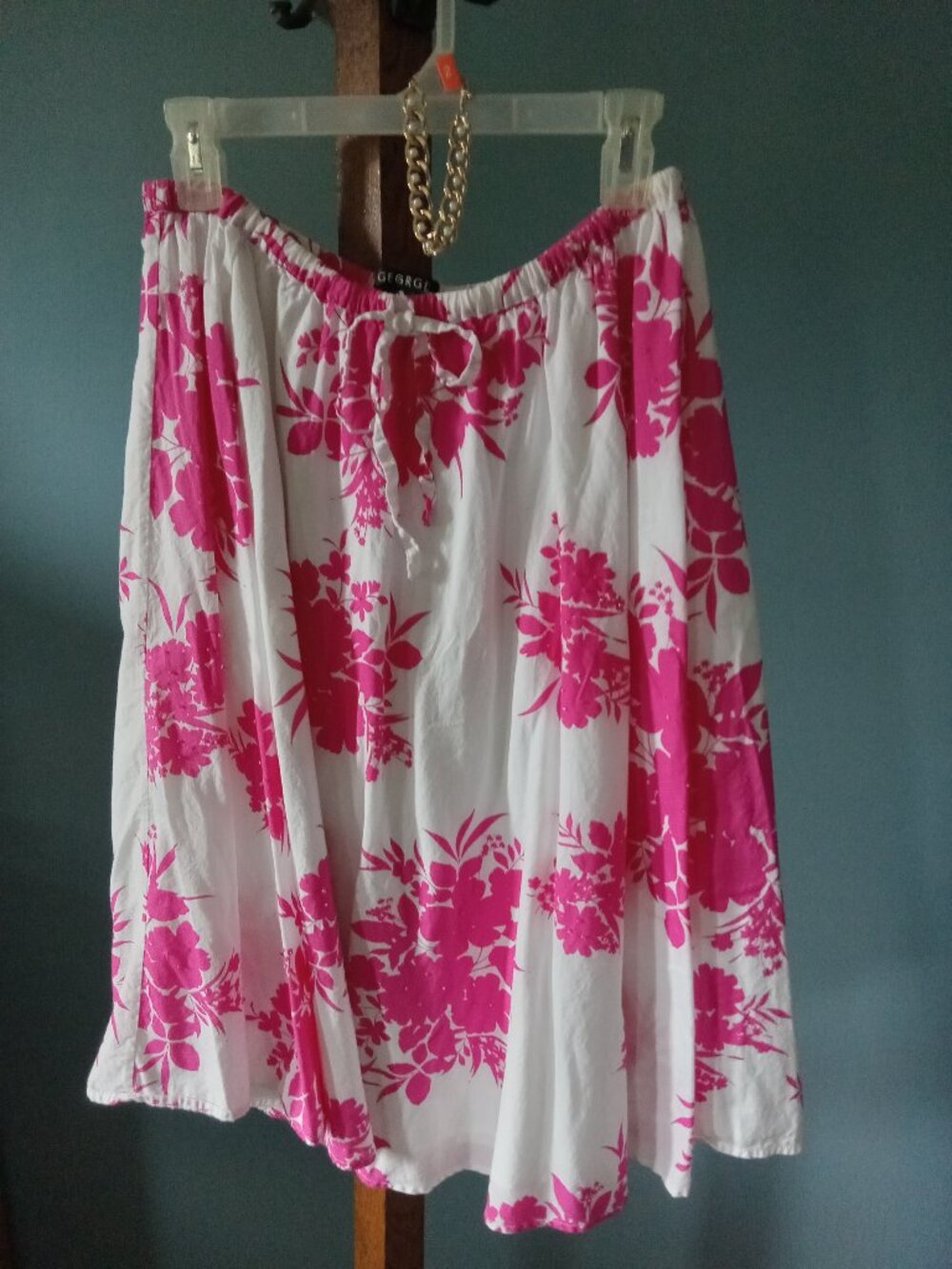 Ladies pink and white George skirt size 8 with elastic waist & bracelet as shown